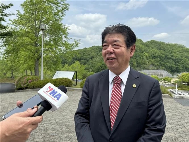 Mayor Hagiwara Seiji of Mimasaka speaks with the VNA correspondent in Japan. (Photo: VNA)