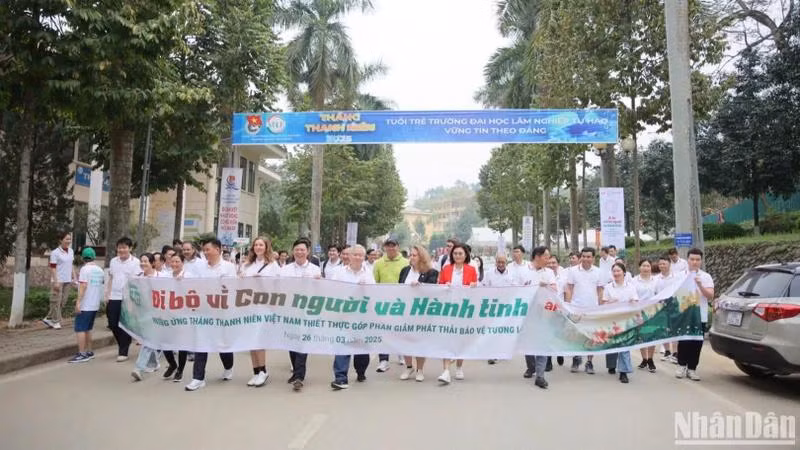 Over 1,000 domestic and international youths join the "Walk for People and the Planet" event at the Vietnam National University of Forestry.