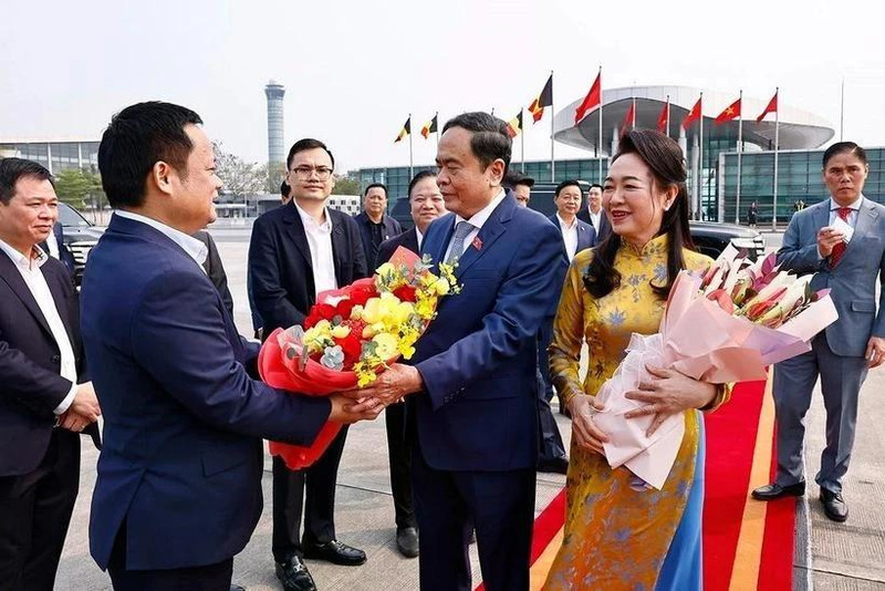 National Assembly Chairman Tran Thanh Man (C) and his spouse leave Hanoi for the 150th Assembly of the Inter-Parliamentary Union (IPU-150) and official visits to Uzbekistan and Armenia. (Photo: VNA)