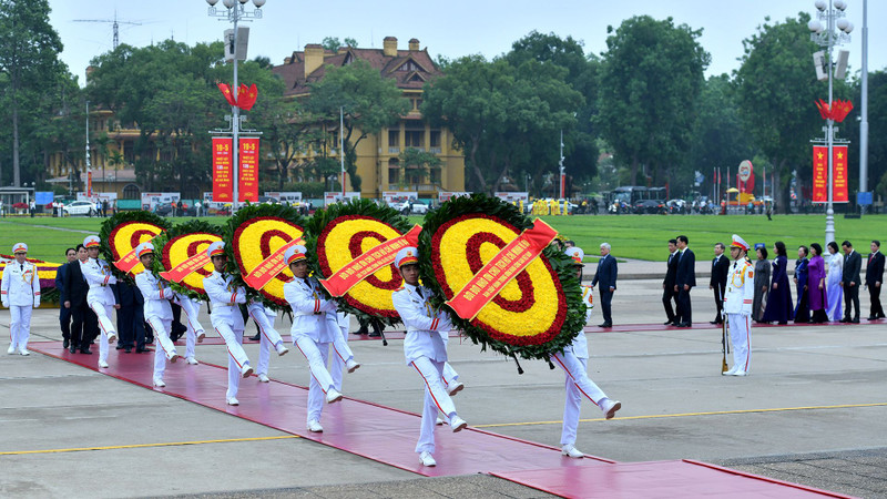 Party and State leaders and former Party and State leaders, along with representatives from central ministries, departments, and agencies, and Ha Noi authorities, laid wreaths and paid tribute to President Ho Chi Minh at his Mausoleum.