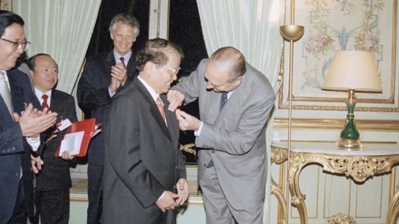 French President Jacques Chirac confers the Legion of Honour to President Tran Duc Luong (Paris, October 28, 2002). Photo: VNA