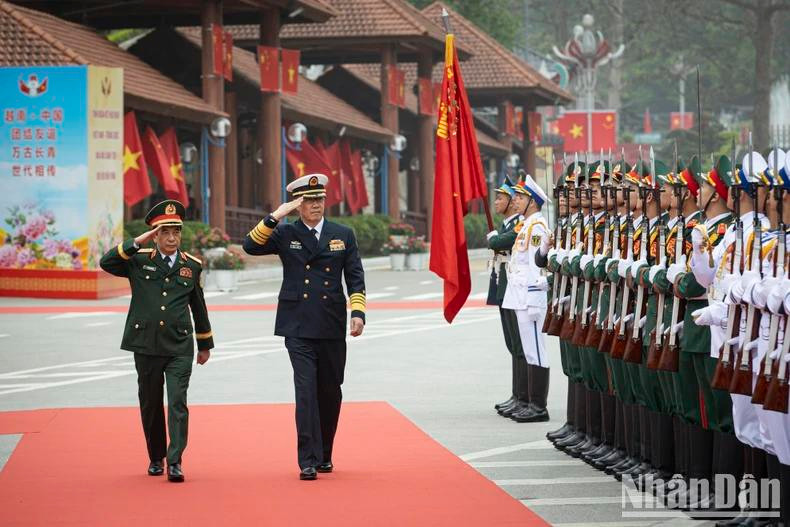 The two Ministers review the Honour Guard of the Vietnam People’s Army.
