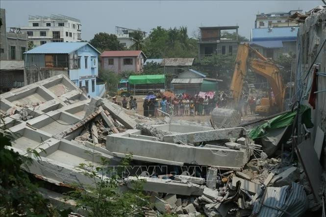 Search and rescue teams look for missing persons after the earthquake in Mandalay, Myanmar. (Photo: Xinhua/VNA)