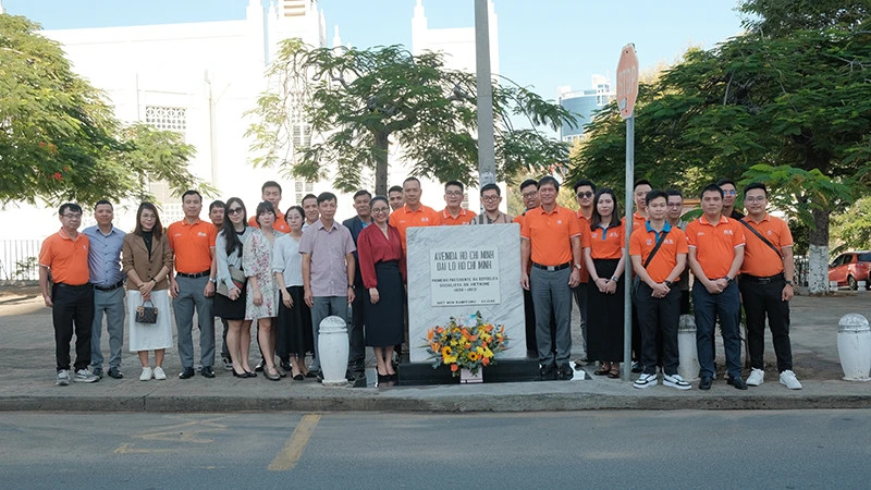 Ambassador Tran Thi Thu Thin and embassy officials along with members of the Vietnamese community in Mozambique offer flowers at the Memorial Sign on Ho Chi Minh Avenue in the capital Maputo. (Photo: Vietnamese Embassy in Mozambique)