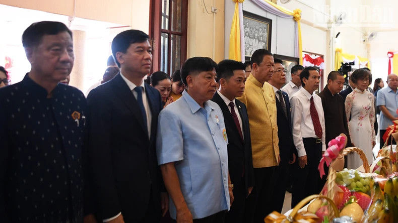 Delegates commemorate President Ho Chi Minh. (Photo: nhandan.vn)