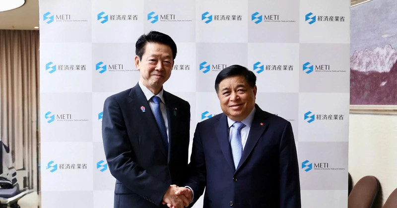 Deputy Prime Minister Nguyen Chi Dung and Japan’s Minister of Economy, Trade and Industry Muto Yoji in Tokyo on May 29 (Photo: VNA)