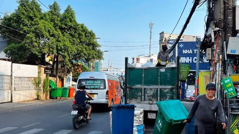 Workers collect waste in Thu Duc City, Ho Chi Minh City. (Photo: Quang Quy)