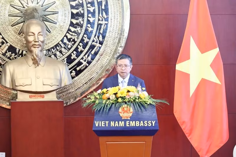 Vietnamese Ambassador to China Pham Thanh Binh speaks at the press gathering in Beijing on April 28. (Photo: VNA)
