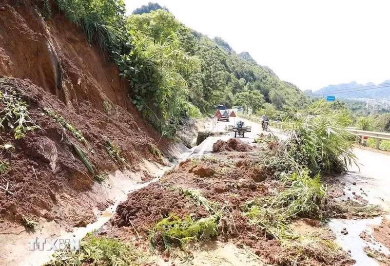 Landslides have disrupted traffic on National Highway 4D at the section bordering Lai Chau city and Phong Tho district, Lai Chau province, due to heavy rainfall. (Photo: VNA)