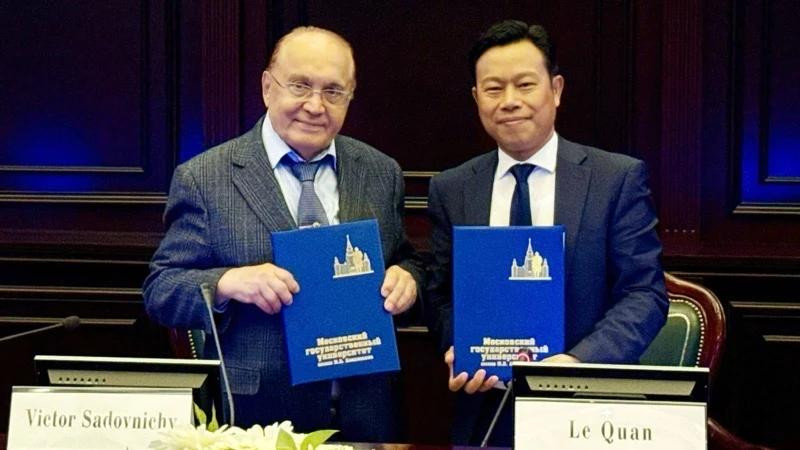 Le Quan, Director of Viet Nam National University, Ha Noi, and Victor Antonovich Sadovnichy, Rector of MSU, sign a cooperation agreement between the two institutions. (Photo: VNU)