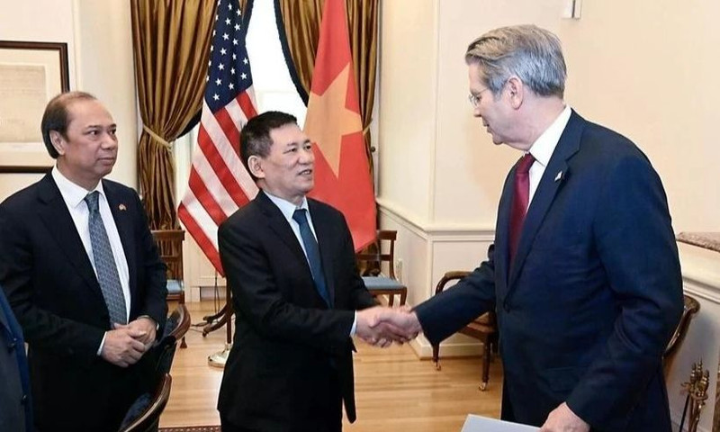 Deputy Prime Minister Ho Duc Phoc (2nd from left) shakes hands with US Treasury Secretary Scott Bessent in Washington DC on April 10 (local time). (Photo: VNA)