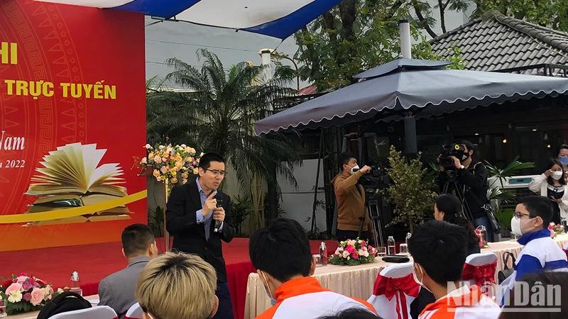 An exchange with speaker Nguyen Quoc Vuong at a Vietnam Book and Reading Culture Day event.