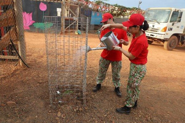 During more than two hours, the intense heat of Bentiu can not reduce the enthusiasm of Vietnamese “blue beret” soldiers.