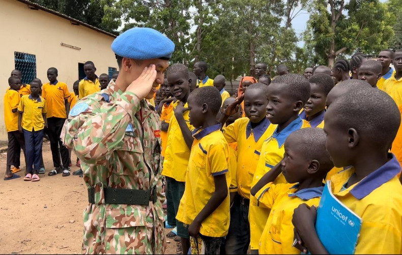 For the first time on a mission, Lieutenant Nguyen Sy Cong, one of the hospital’s youngest member, could not hide his joy and pride when participating in charity activities and presenting gifts to local people.