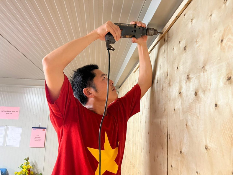 Vietnamese soldiers always promote the spirit of creativity and frugality. They made use of wooden planks to make household items, furniture and even an obstetric clinic with wooden partitions.