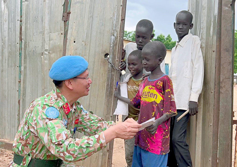 Lieutenant Colonel Vu Minh Duong - Commanding Officer of Level-2 Field Hospital No.4 presents gifts to local people in South Sudan.