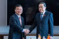 NA President Tran Thanh Man (R) and Roh Tae-moon, CEO of Samsung Electronics (Photo: qdnd.vn)