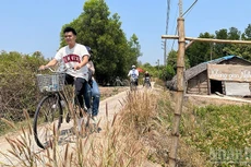 Visitors cycle to explore Thieng Lieng, Thanh An Commune, Ho Chi Minh City. (Photo: LINH BAO)