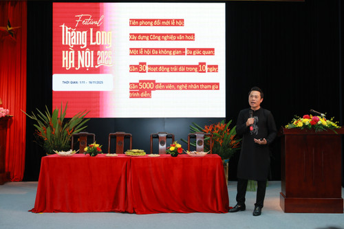 Chief Director Pham Hoang Giang presenting details of the festival’s programme. (Photo: Organising Committee) 193a1942.jpg