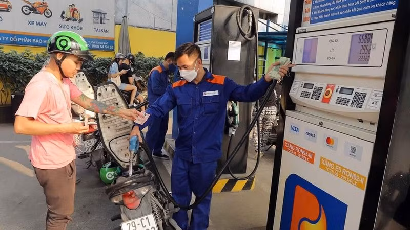 Petrol prices increases slightly on September 19. (Photo: VNA)