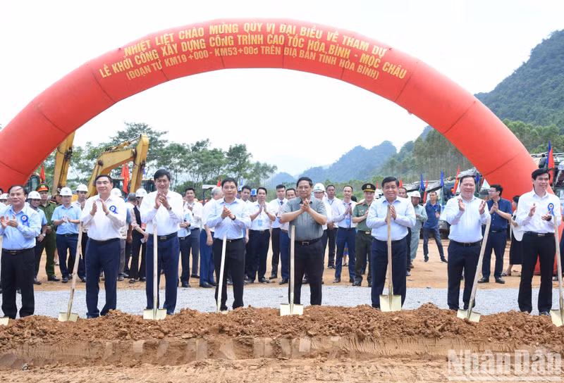 PM Pham Minh Chinh and delegates conduct the ceremony to kick off construction.