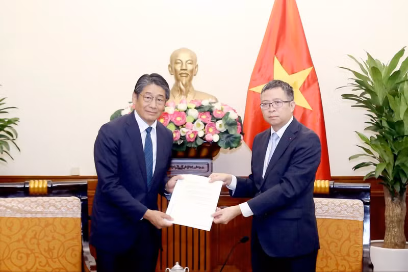 Japanese Ambassador to Vietnam Ito Naoki delivers a message of sympathy from Japanese PM (Photo: VNA)