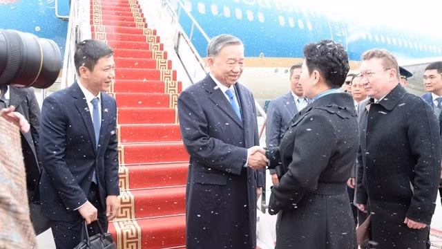 General Secretary and President To Lam is welcomed at Chinggis Khaan International Airport in Ulaanbaatar. (Photo: Viet Cuong)