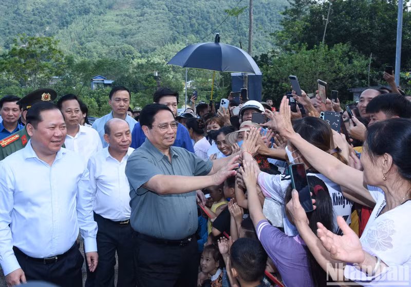 PM Pham Minh Chinh and the people of Da Bac District.