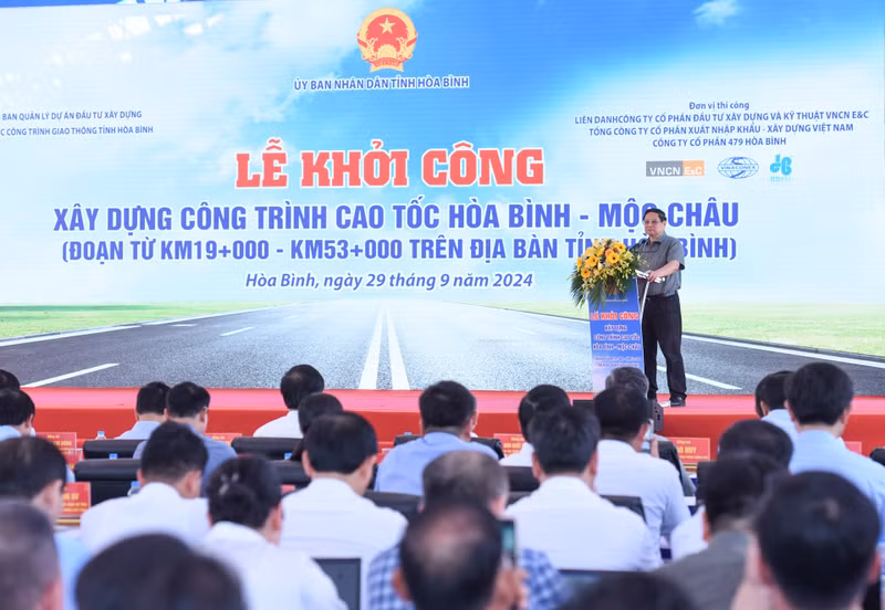 PM Pham Minh Chinh speaks at the groundbreaking ceremony for the Hoa Binh-Moc Chau Expressway.