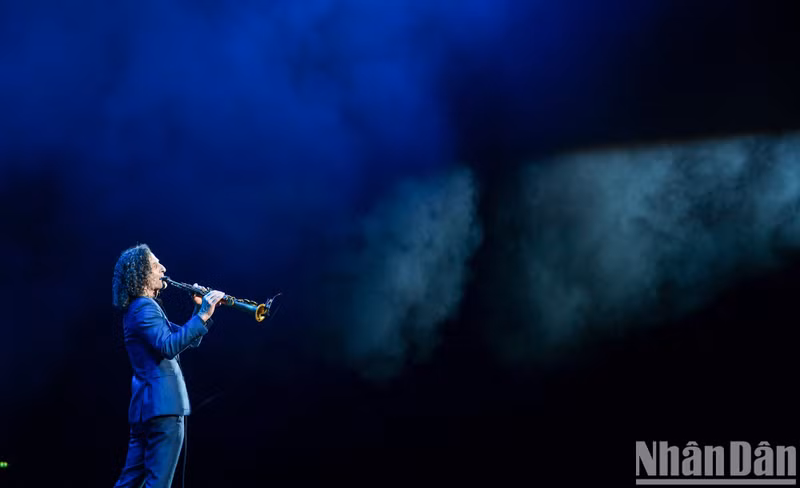 The audience gives Kenny G a long ovation at the end of “Silhouette”.