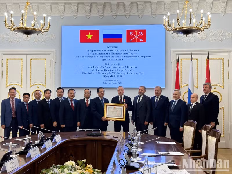 Vietnamese Ambassador to Russia Dang Minh Khoi presents Vietnam’s Friendship Order to Saint Petersburg Governor Alexander Beglov.