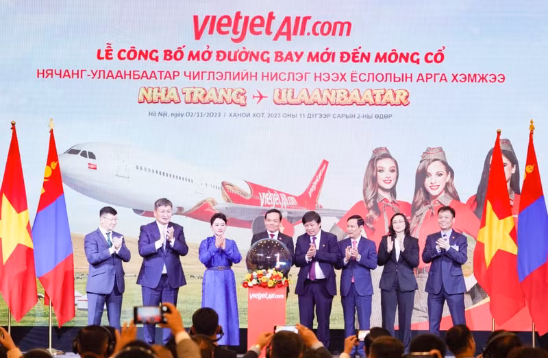 Mongolian President Ukhnaagiin Khurelsukh and Vietnamese Deputy Prime Minister Tran Luu Quang at the launch of the Nha Trang-Ulaanbaatar route.