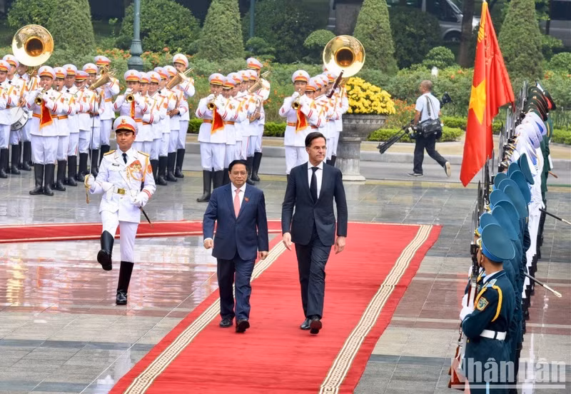 Prime Minister Pham Minh Chinh and Dutch Prime Minister Mark Rutte review the guard of honour. (Photo: Tran Hai)