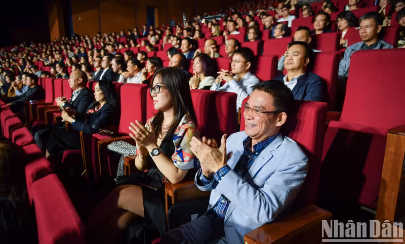 The Vietnamese audience is electrified by their idol’s performance.