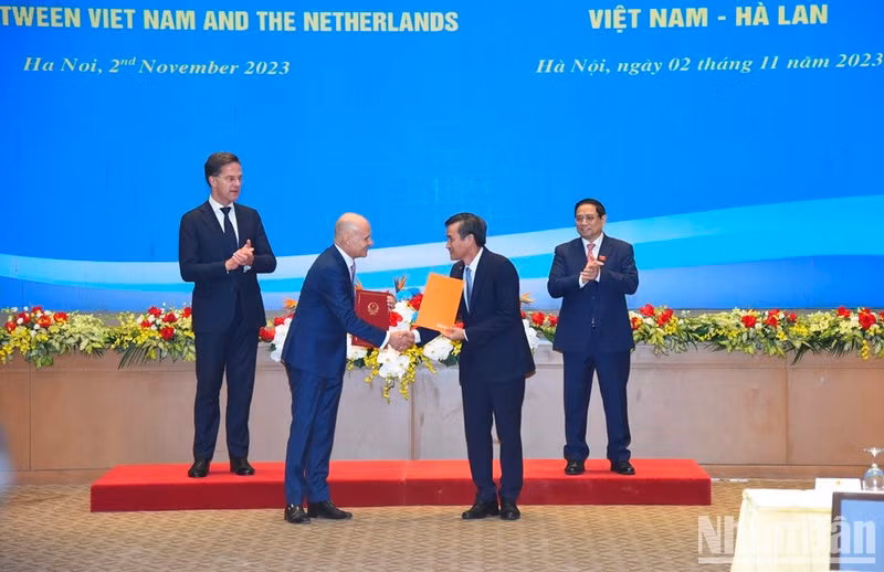 Prime Minister Pham Minh Chinh and Dutch Prime Minister Mark Rutte witness the exchange of the Letter of Intent on cooperation in the exploration and sustainable exploitation of important minerals following their talks in Hanoi on November 2 (Photo: NDO/Tran Hai)