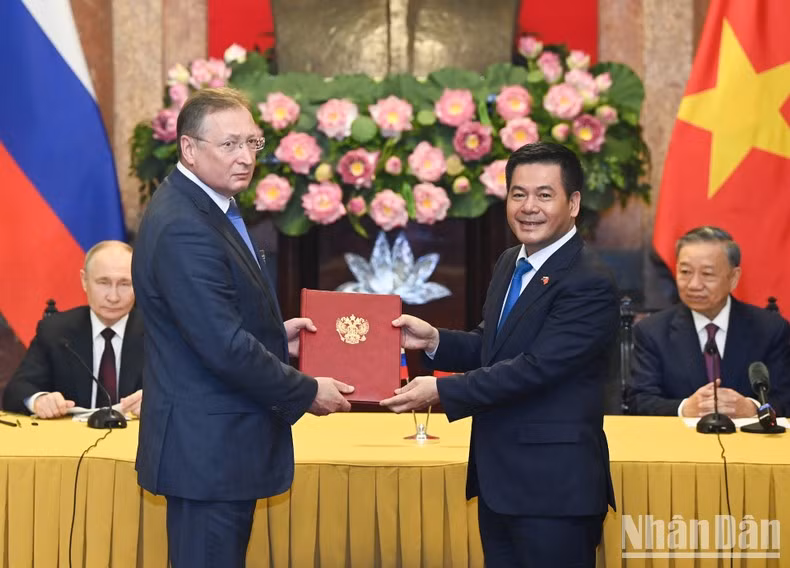 The two Presidents witnessed the signing of a cooperation document between Vietnam and Russia.