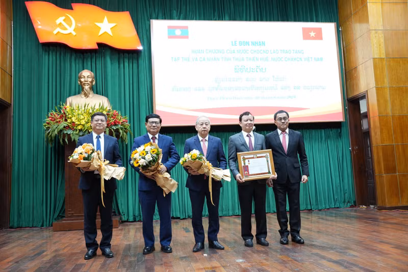 Thua Thien Hue leaders receive Lao orders. (Photo: VGP)