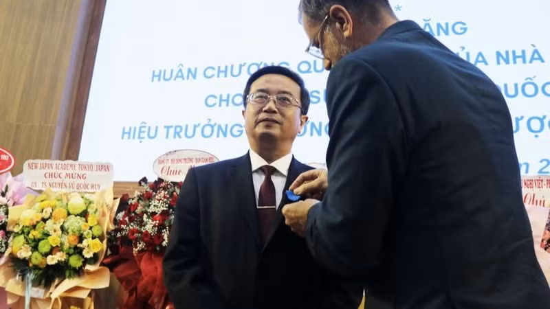 Professor Nguyen Vu Quoc Huy receives the French National Order of Merit. (Photo: VNA