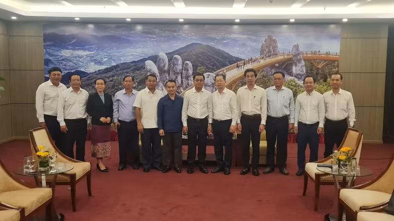 Delegates at the meeting between Da Nang and Laos's Sekong Province.