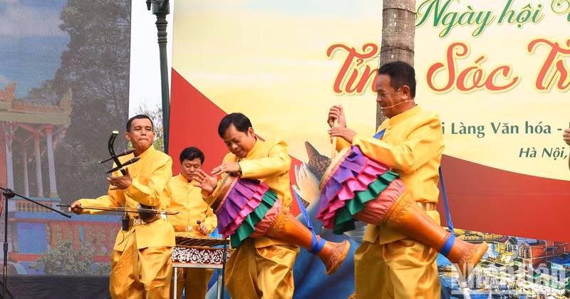 Artisans perform traditional musical instruments of the Khmer people.
