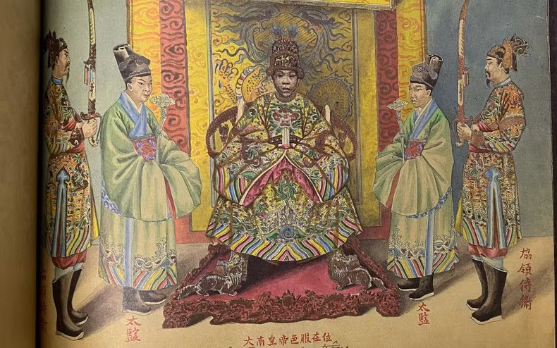 The costumes of the emperor and mandarins at the court.