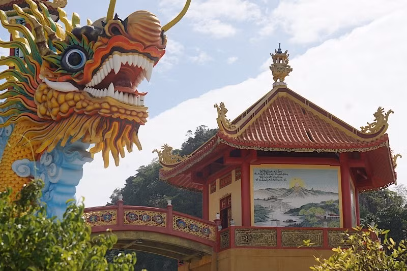 A corner of the pagoda with the porcelain mosaic.