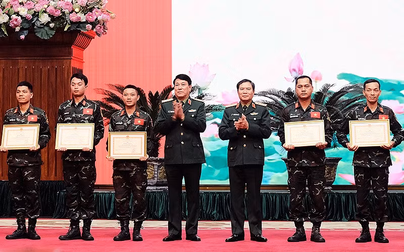 Members of the VPA team presented with the certificate of merit of the Defence Minister (Photo: VNA)
