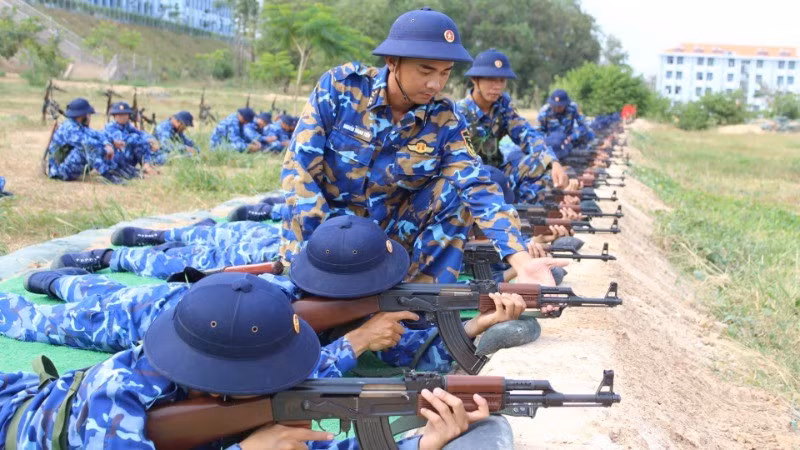 New soldiers of the 2nd Naval Region skilfully perform combat manoeuvres with submachine guns.