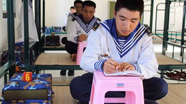 New soldiers maintain the practice of keeping notebooks.