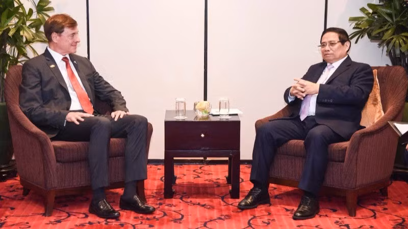 PM Pham Minh Chinh (R) and Embraer Group's President and CEO Francisco Gomes Neto (Photo: Tran Hai) 