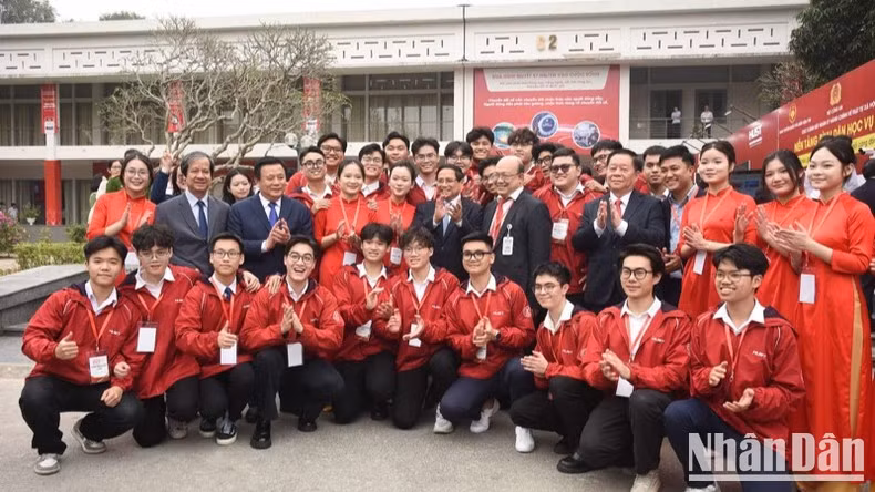 Prime Minister Pham Minh Chinh joins delegates and students at the launch of the "Digital Literacy Movement." (Photo: Tran Hai)
