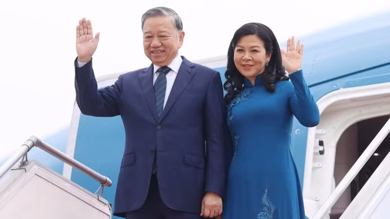General Secretary of the Communist Party of Vietnam (CPV) Central Committee To Lam and his spouse Ngo Phuong Ly arrive in Changi Airport on March 11 afternoon, beginning a three-day official visit to Singapore. (Photo: VNA)