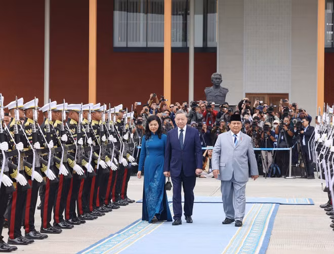 President Prabowo Subianto bids farewell to Party chief To Lam and his spouse Ngo Phuong Ly at Halim Perdanakusuma International Airport in Jakarta on March 11. (Photo: VNA)