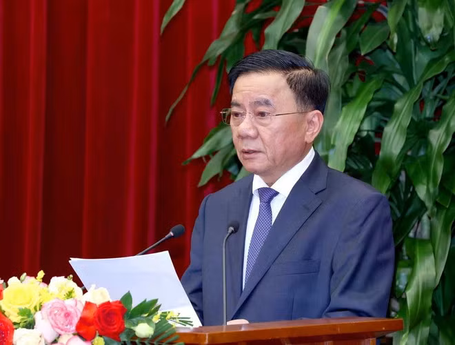 Politburo member and standing member of the Party Central Committee's Secretariat Tran Cam Tu signs Conclusion No. 128-KL/TW (Photo: VNA)